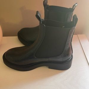 Topshop Karri Croc embossed Black Chelsea boot 8.5 US/39 EU